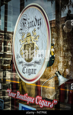 Il vetro anteriore del sigaro Findy boutique su East 7th Ave a Ybor City, FL, l'ex "Cigar Capitale del mondo". Foto Stock