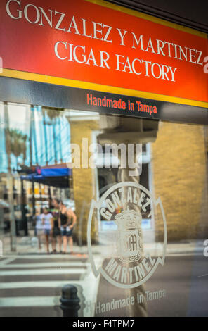 Storefront riflettente finestra per Gonzales e Martinez Fabbrica di Sigari & Store di Ybor City, FL, vicino a Tampa, Florida Foto Stock