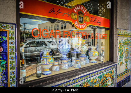 Splendidamente colorate piastrelle Spagnolo decora la vetrina per il Gonzales e Martinez Fabbrica di Sigari & Store di Ybor City, FL Foto Stock
