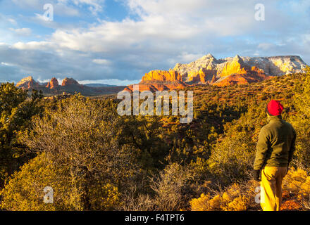 Escursionista presso Schnebly Hill in Sedona al tramonto Foto Stock