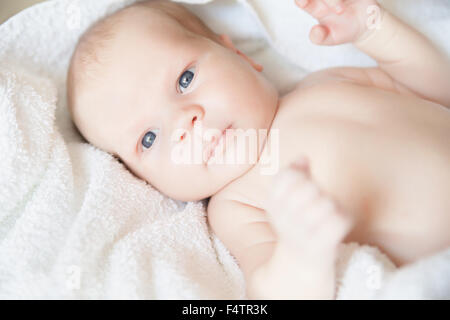 Neonato neonato sdraiato sul letto Foto Stock