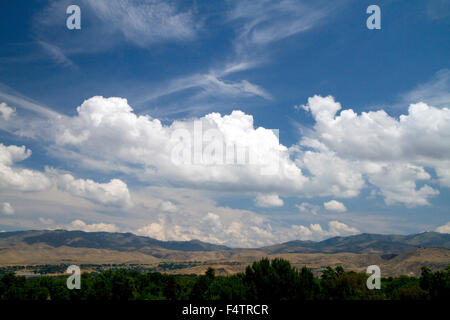 Cumulus nubi nel cielo sopra di Boise, Idaho, Stati Uniti d'America. Foto Stock