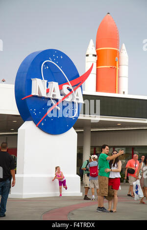 I turisti presso la John F. Kennedy Space Center, Merritt Island, Florida, Stati Uniti d'America. Foto Stock