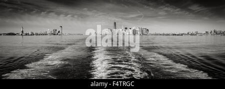 Vista panoramica in bianco e nero di New York skyline di Manhattan e il distretto finanziario di grattacieli e la Statua della Libertà. Foto Stock