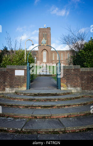 Passi fino all ingresso della Cattedrale di Guildford motivi, Surrey, Regno Unito Foto Stock