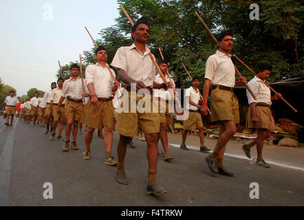 Di Allahabad, India. 22 ottobre, 2015. RSS dei lavoratori che frequentano il percorso Sanchalan Dusshaera durante il festival di Allahabad. Credito: Ravi Prakash/Pacific Press/Alamy Live News Foto Stock