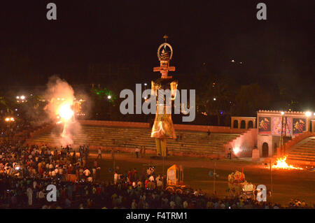 Ajmer, India. 22 ottobre, 2015. La gente guarda l'effige di dieci punte re demone Ravana andare fino in fiamme durante le celebrazioni Dussehra, effige del demone Ravana king è come parte di Dussehra festeggiamenti. Dussehra, noto anche come Vijayadashami, è il culmine del Navaratri o di nove notti festival e una celebrazione della vittoria del bene sul male. © Shaukat Ahmed/Pacific Press/Alamy Live News Foto Stock