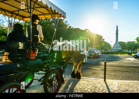 Cavallo tradizionali nel carrello porta i turisti a Belem al tramonto. Ottobre, 2105. Lisbona, Portogallo. Foto Stock