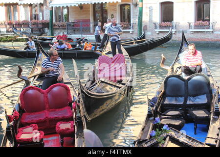 Gondolieri attendere su gondole nel centro di Venezia, Italia Foto Stock