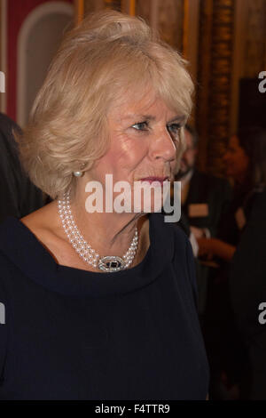 Londra, Regno Unito. 15/10/2015. La duchessa di Cornovaglia a nome di Sua Maestà la Regina, Patrono della Royal Commonwealth Society, detiene un ricevimento per i vincitori della regina della Commonwealth Concorso a Buckingham Palace. La regina del Commonwealth del concorso è stata fondata nel 1883 ed è il più antico del mondo scuole internazionali " Concorso di scrittura. Il concorso di quest'anno, sponsorizzato da Cambridge University Press, ha ricevuto più di 13.000 voci da oltre 600 scuole in 49 paesi del Commonwealth e territori. La duchessa di Cornovaglia mani premi per giovani scrittori che hanno viaggiato fr Foto Stock