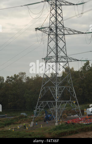 Beauly a Denny power line progetto di costruzione che mostra le linee di collegamento alla nuova torre Foto Stock