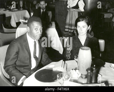 Il calciatore brasiliano Edson Arantes do Nascimento, aka Pele a cena in un ristorante Foto Stock