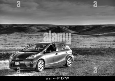 Auto parcheggiate in drammatico paesaggio di prati, pascoli del Parco Nazionale, Saskatchewan Foto Stock