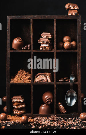 Raccolta di cioccolato Foto Stock