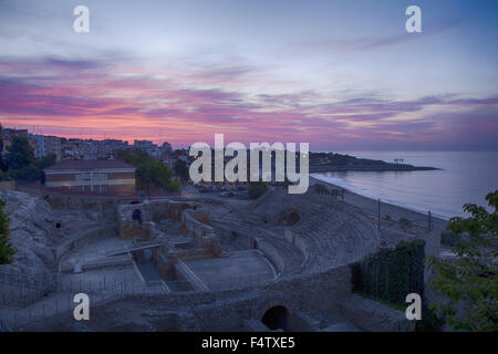 Sunrise dal punto di vista elevato sulla storica anfiteatro romano, il sito UNESCO in Tarragona Valencia Spagna. Foto Stock