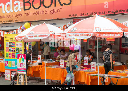 Il vietnamita book store book fair tenutasi ad Hanoi centro accanto alla cittadella,Hanoi, Vietnam Foto Stock