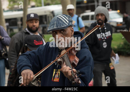 Brookyn, Stati Uniti. 22 ottobre, 2015. Un musicista suona un violino come parte di un blues-basato perforrmace. I dimostranti si sono stretti in Cadman Plaza in downtown Brooklyn e hanno marciato a Barclays centro per protestare contro la brutalità della polizia come parte di una serie a livello nazionale di protesta. Credito: Albin Lohr-Jones/Pacific Press/Alamy Live News Foto Stock