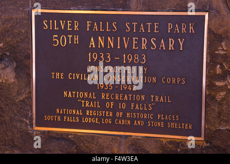 CCC anniversario di placca Silver Falls Lodge (build da conservazione civile Corps), Silver Falls State Park, Oregon Foto Stock