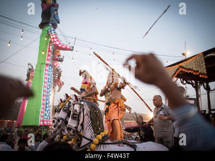 New Delhi, India. 22 ottobre, 2015. Gli artisti interpreti o esecutori di eseguire durante la celebrazione Dussehra a Nuova Delhi, in India, il 22 ottobre, 2015. Festival di Dussehra che commemora la vittoria di dio indù Rama su Ravana. La masterizzazione di effigi di Ravana, a significare la vittoria del bene sul male, porta i festeggiamenti per un vicino. Credito: Bi Xiaoyang/Xinhua/Alamy Live News Foto Stock