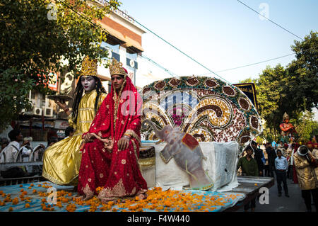 New Delhi, India. 22 ottobre, 2015. Gli artisti interpreti o esecutori parade durante la celebrazione Dussehra a Nuova Delhi, in India, il 22 ottobre, 2015. Festival di Dussehra che commemora la vittoria di dio indù Rama su Ravana. La masterizzazione di effigi di Ravana, a significare la vittoria del bene sul male, porta i festeggiamenti per un vicino. Credito: Bi Xiaoyang/Xinhua/Alamy Live News Foto Stock