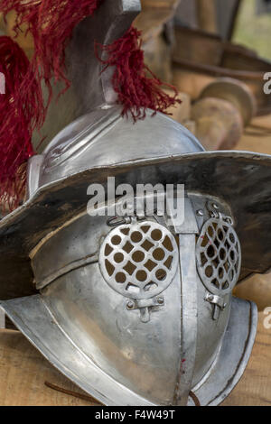 Elmo romano con la visiera, Gladiator Thraex, Festival Romano, Biriciana, fort area, Weissenburg, Baviera, Media Franconia, Germania Foto Stock