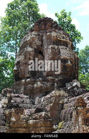 Gateway per antica Ta Som tempio di Angkor, Siem Reap, Cambogia. Gopura con un gigante di pietra di fronte e le foreste in background. Foto Stock