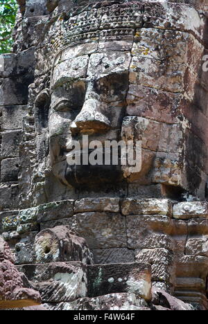 Gateway per antica Ta Som tempio di Angkor, Siem Reap, Cambogia. Gopura con un gigante di pietra faccia. Foto Stock