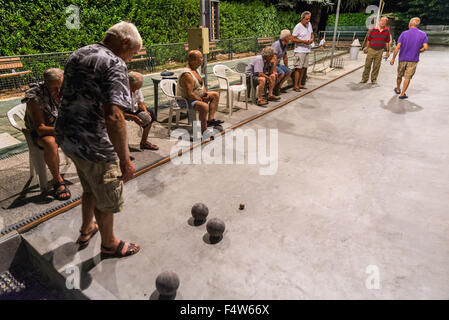 Uomini locale essendo giocato bocce sul tribunale aperto a Colle di Val d'elsa, Toscana, Italia. Foto Stock