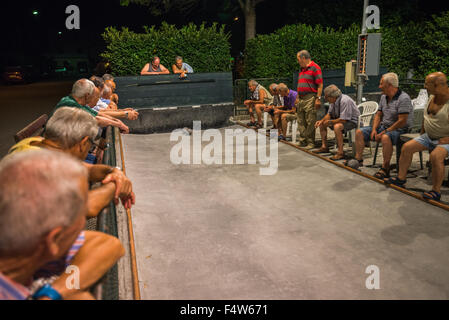 Uomini locale essendo giocato bocce sul tribunale aperto a Colle di Val d'elsa, Toscana, Italia. Foto Stock