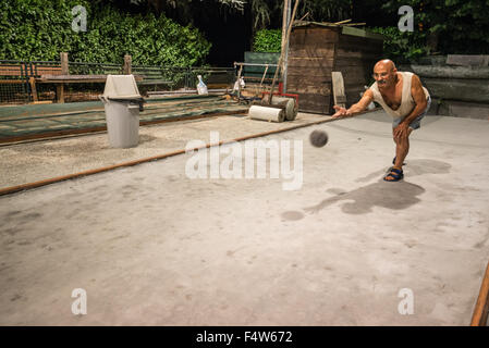 Uomini locale essendo giocato bocce sul tribunale aperto a Colle di Val d'elsa, Toscana, Italia. Foto Stock