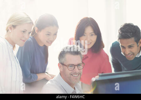 La gente di affari lavorando al computer in ufficio soleggiato Foto Stock