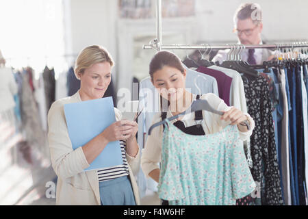 I designer di moda vestire di fotografia con la fotocamera del telefono Foto Stock