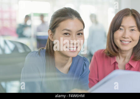 Ritratto fiducioso imprenditrice in office Foto Stock