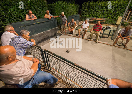 Uomini locale essendo giocato bocce sul tribunale aperto a Colle di Val d'elsa, Toscana, Italia. Foto Stock