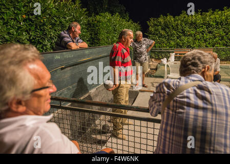 Uomini locale essendo giocato bocce sul tribunale aperto a Colle di Val d'elsa, Toscana, Italia. Foto Stock