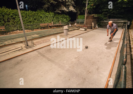 Uomini locale essendo giocato bocce sul tribunale aperto a Colle di Val d'elsa, Toscana, Italia. Foto Stock