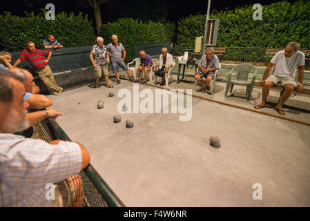 Uomini locale essendo giocato bocce sul tribunale aperto a Colle di Val d'elsa, Toscana, Italia. Foto Stock