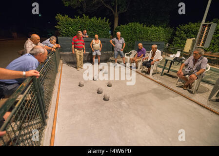 Uomini locale essendo giocato bocce sul tribunale aperto a Colle di Val d'elsa, Toscana, Italia. Foto Stock