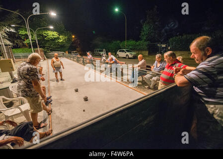 Uomini locale essendo giocato bocce sul tribunale aperto a Colle di Val d'elsa, Toscana, Italia. Foto Stock