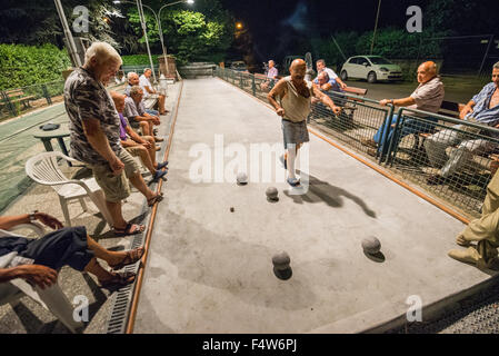 Uomini locale essendo giocato bocce sul tribunale aperto a Colle di Val d'elsa, Toscana, Italia. Foto Stock