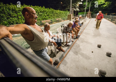 Uomini locale essendo giocato bocce sul tribunale aperto a Colle di Val d'elsa, Toscana, Italia. Foto Stock