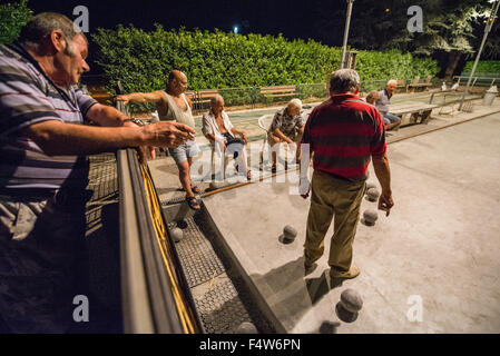 Uomini locale essendo giocato bocce sul tribunale aperto a Colle di Val d'elsa, Toscana, Italia. Foto Stock