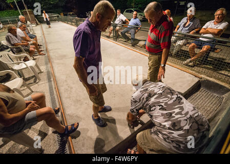 Uomini locale essendo giocato bocce sul tribunale aperto a Colle di Val d'elsa, Toscana, Italia. Foto Stock