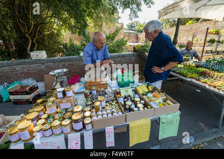 Le bancarelle del mercato , Siena, Toscana, Italia, Europa Foto Stock