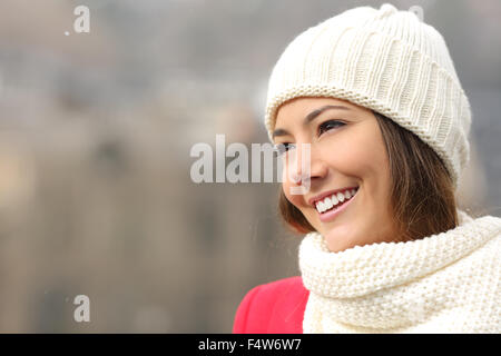 Felice candida ragazza con denti bianchi e sorriso perfetto caldamente vestita in inverno Foto Stock