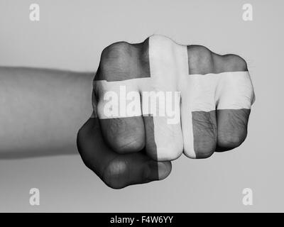 Molto pelosi knuckles dal pugno di un uomo la punzonatura Foto Stock