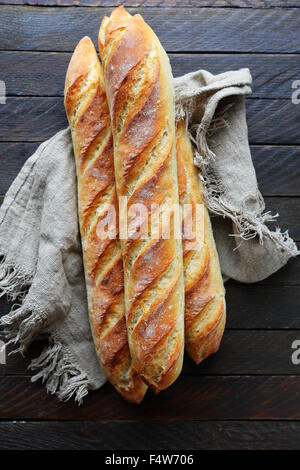 Baguette fresca sul tovagliolo vista superiore Foto Stock