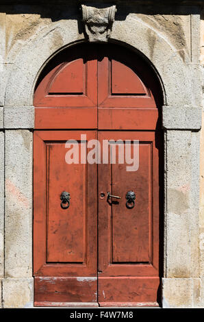 Antica porta con le sue porte battenti representig teste di leoni Foto Stock