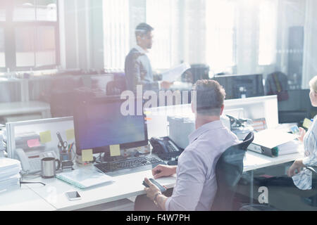 Imprenditore lavora alla scrivania in ufficio Foto Stock