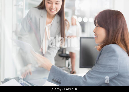 Imprenditrici discutendo dei documenti di office Foto Stock